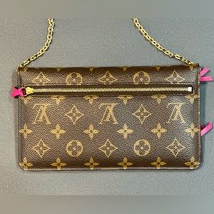 LIMITED EDITION: Weekend Pochette. Material: Monogram Canvas. Color: Monogram